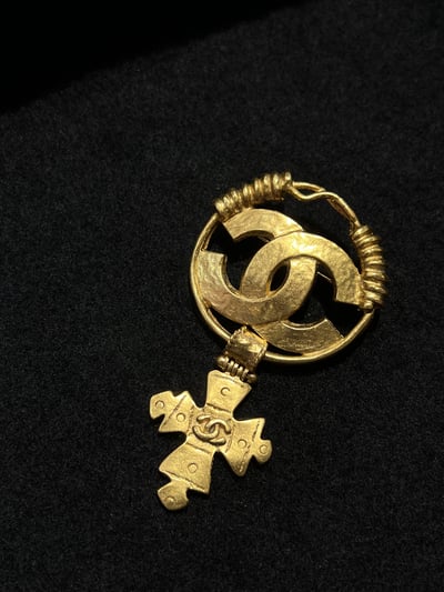 Chanel花型十字架胸針1