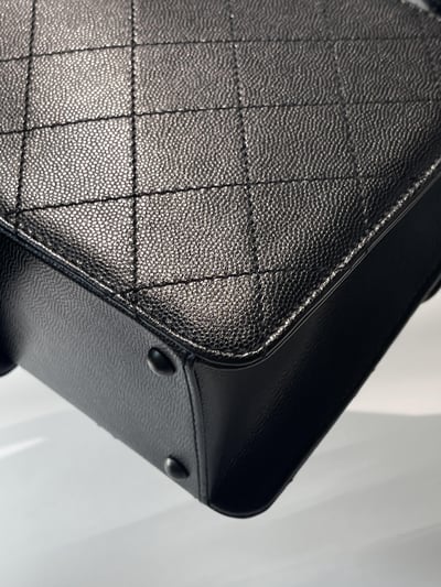 Chanel外縫線so black斜背包7