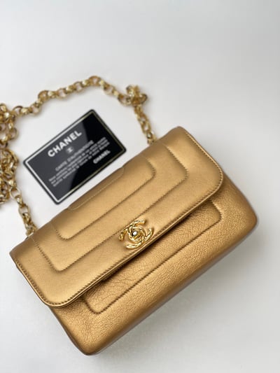 Chanel 雕花鍊金屬掀蓋包13