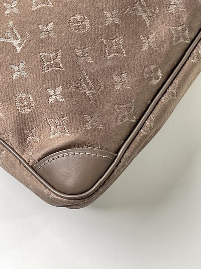 LV 奶咖緞面暗紋hobo11