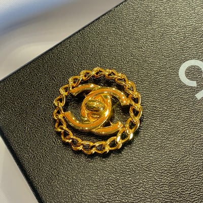 Chanel簍空書包扣胸針1