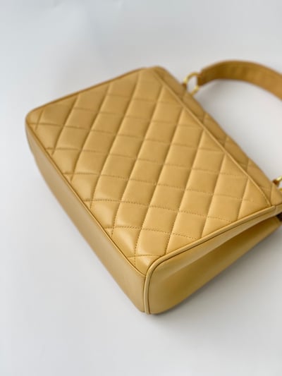 Chanel奶茶色Handle包10