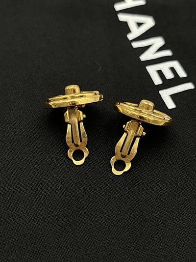 Chanel實心圓書包釦耳夾2