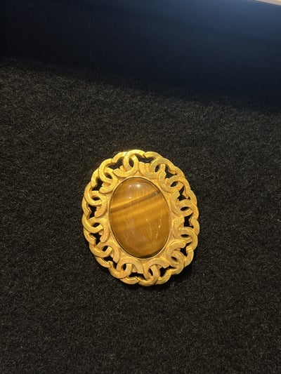 Chanel貓眼石環繞logo胸針1