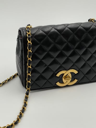 Chanel大logo黑金口蓋包14