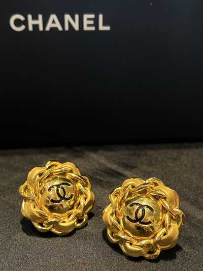 Chanel金屬皮穿花耳夾1