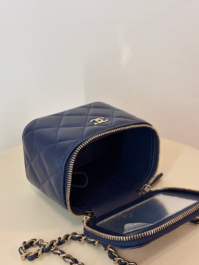 Chanel藏藍盒子包13