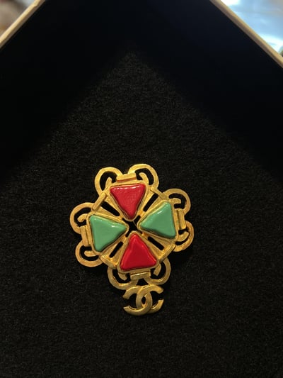 Chanel紅綠彩寶胸針1