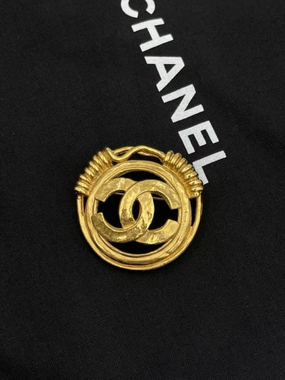 Chanel螺旋圓LOGO胸針1