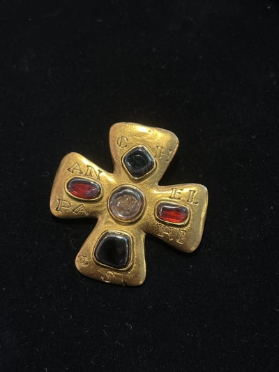 Chanel琉璃十字架胸針1