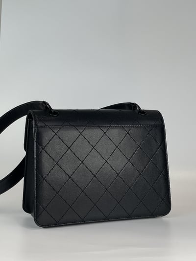 Chanel外縫線so black斜背包2