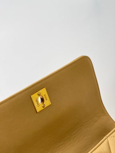 Chanel奶茶色Handle包11