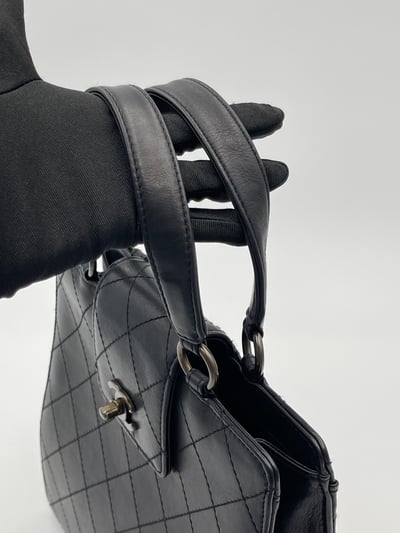 Chanel外縫線銅釦手提包9