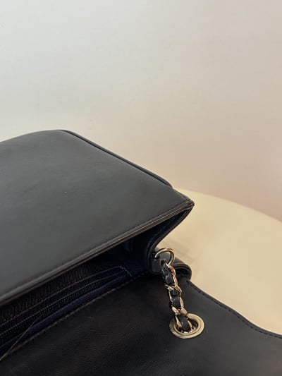 Chanel大Logo相機包16