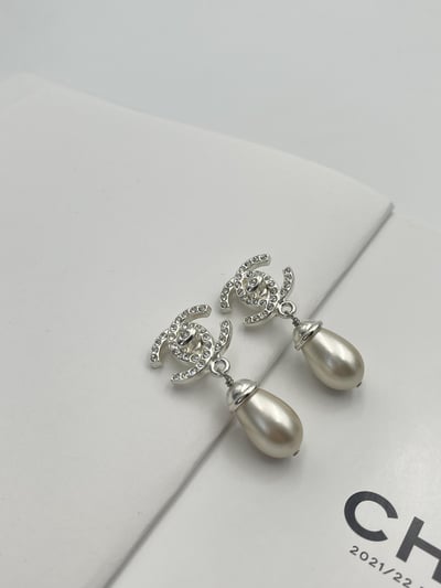 Chanel帶鑽珍珠耳夾1