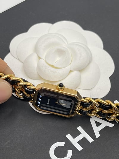 Chanel黑金皮穿首映錶L8