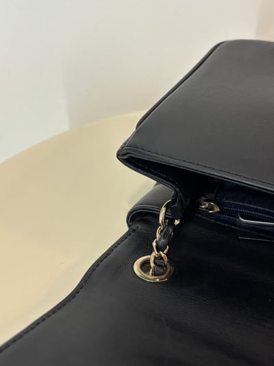 Chanel大Logo相機包15