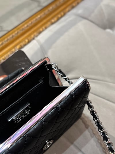 Chanel黑銀秀款晚宴包10