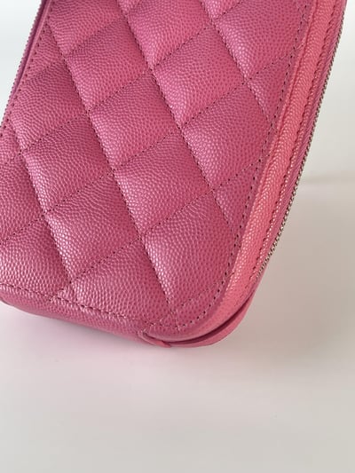 Chanel粉色荔皮手機包3