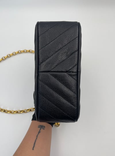 Chanel雕花鍊相機包5