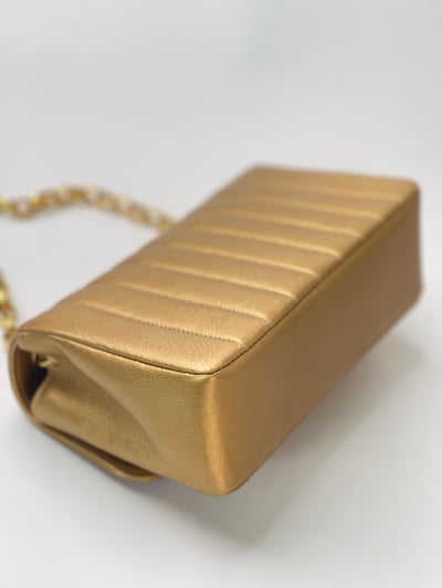 Chanel 雕花鍊金屬掀蓋包7