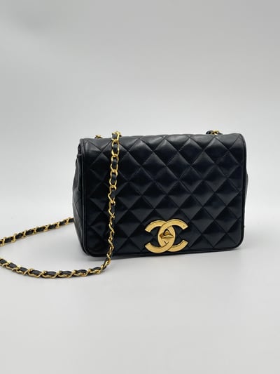 Chanel大logo黑金口蓋包1