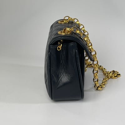 Chanel 雕花鍊元寶包13