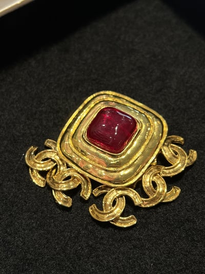 Chanel垂墜cc琉璃胸針1