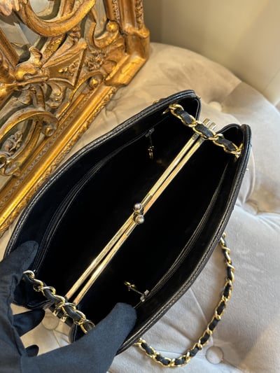 Chanel V型紋鏈條包13