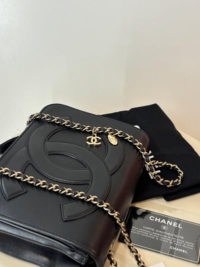 Chanel大Logo相機包17