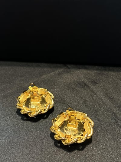 Chanel金屬皮穿花耳夾2