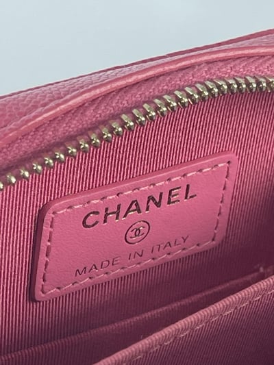 Chanel粉色荔皮手機包11