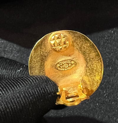 Chanel黑白貝母耳夾3