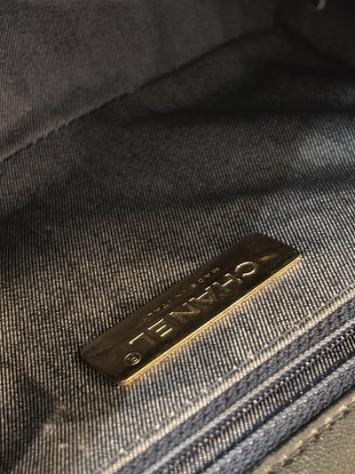 Chanel大Logo相機包21