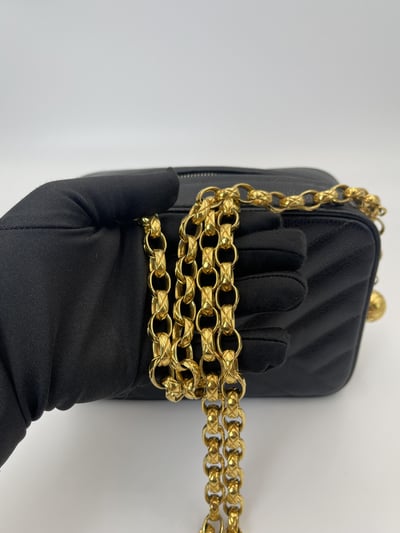 Chanel雕花鍊相機包11