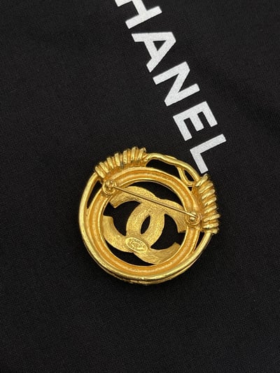 Chanel螺旋圓LOGO胸針2