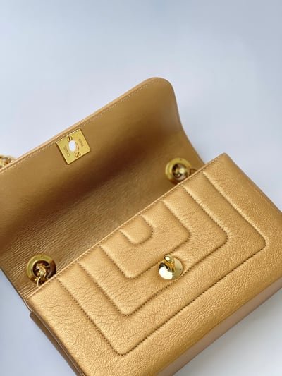 Chanel 雕花鍊金屬掀蓋包11