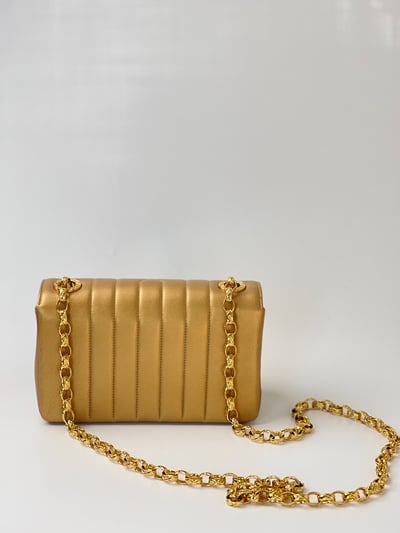 Chanel 雕花鍊金屬掀蓋包2