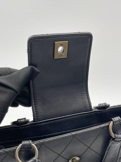 Chanel外縫線銅釦手提包12