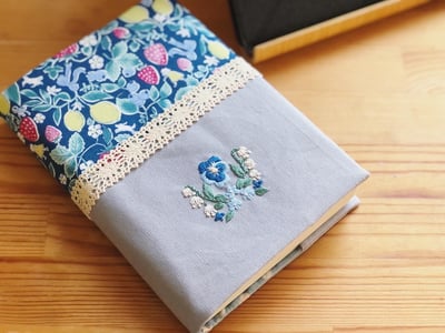 刺繡與生活布作課：春日小花刺繡書衣3