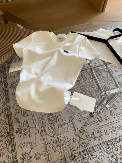 一件萬年小香白tee2