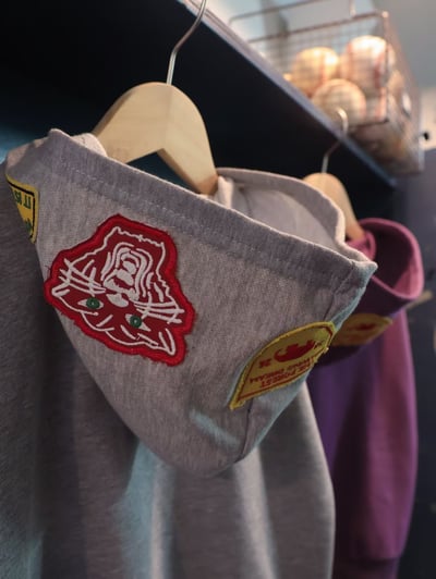 秋季日系繡章連帽外套2