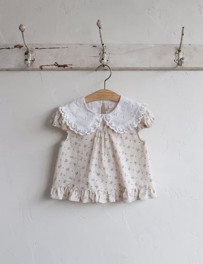 032332雕花領花上衣(兩色)3