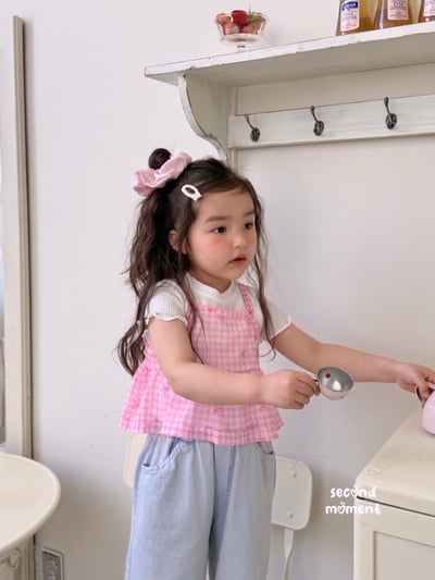 050609細肩粉格背心5