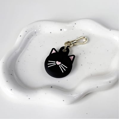 【kate spade】AirTag 保護套 小黑貓1