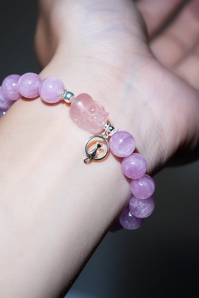 【月下霓影．情商平衡】 Rosa.G 貓眼紫鋰輝 x 粉晶貔貅 x 純銀貓咪設計手鍊4