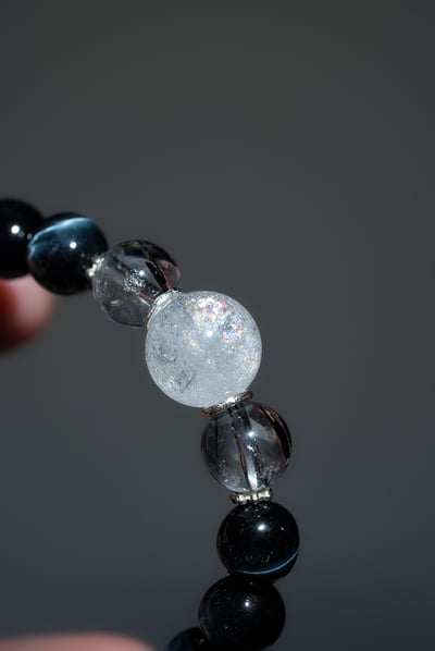 【看穿偽善・高頻淨化】 Rosa.G 淨界迴聲｜阿塞白水晶透體黑髮灰藍虎眼 手鍊2