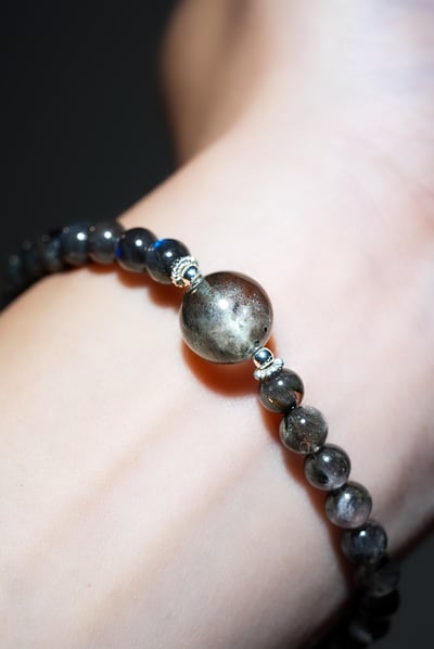 【暗夜覺醒．能量突圍】 Rosa.G 星空魔鬼海藍寶 x 黑羽毛極光 x 黑拉長石 x 金太陽石設計手鍊9