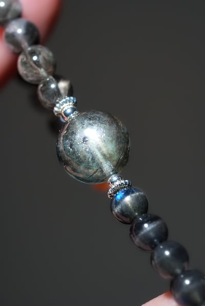 【暗夜覺醒．能量突圍】 Rosa.G 星空魔鬼海藍寶 x 黑羽毛極光 x 黑拉長石 x 金太陽石設計手鍊7