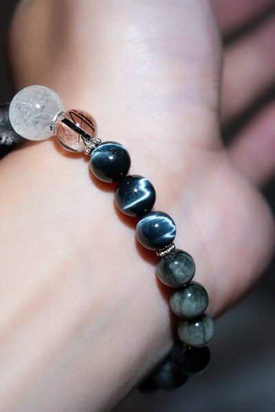 【看穿偽善・高頻淨化】 Rosa.G 淨界迴聲｜阿塞白水晶透體黑髮灰藍虎眼 手鍊4